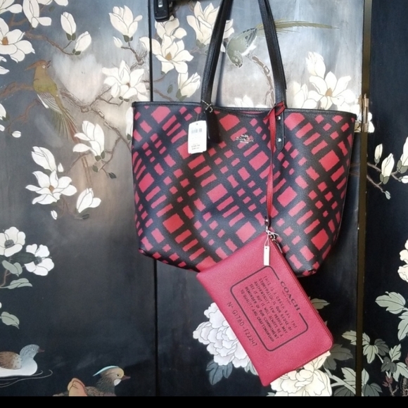 Coach Handbags - NWT!!! Coach Reversible tote